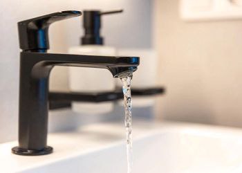 В Благовещенске на 11 километре аэропортовской трассы в среду 3 декабря строители повредили двухтрубный водовод Он подает воду в поселок Аэропорт Как сообщили в пресс службе Амурских коммунальных систем до устранения утечки поселок Аэропорт и аэровокзальный комплекс будут оставаться без воды Ремонт продлится ориентировочно до 13 00 пятницы 5 декабря