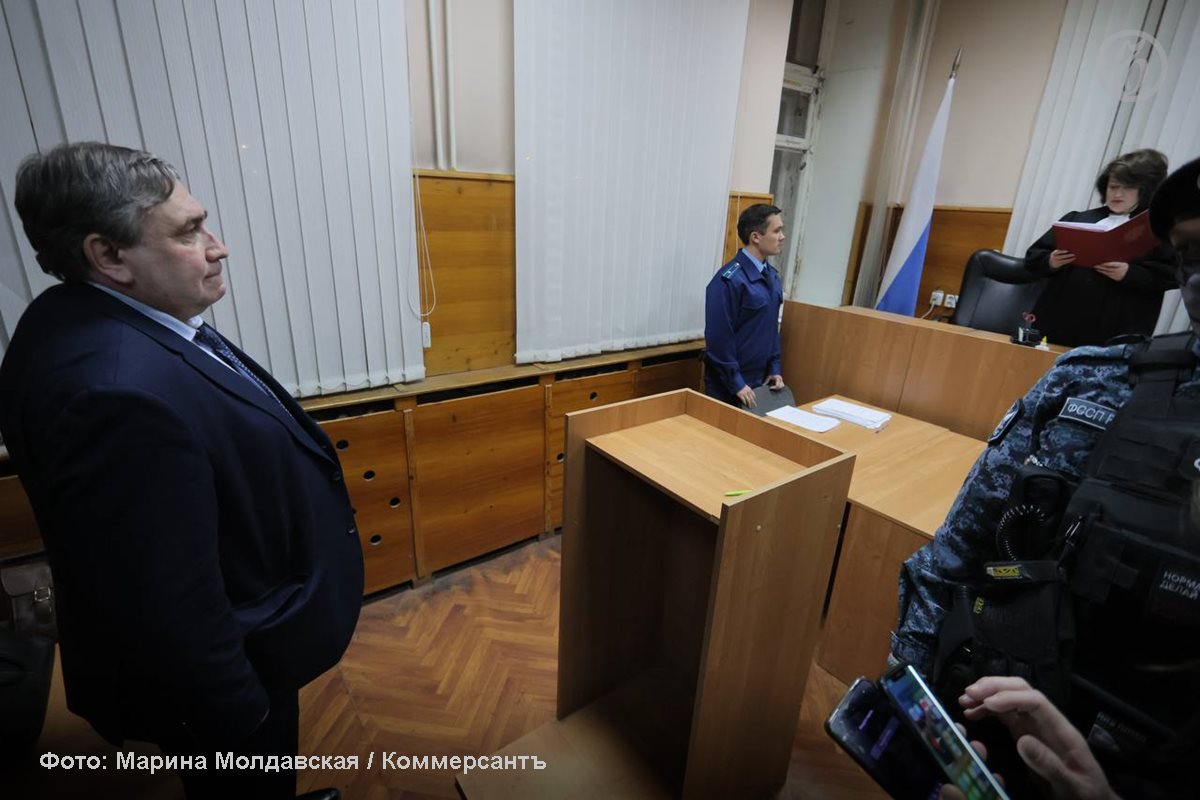 Бывшего свердловского министра ЖКХ Николая Смирнова признали виновным в получении взятки передает корреспондент Ъ Урал Верх Исетский райсуд Екатеринбурга назначил экс министру наказание в виде 5 лет лишения свободы условно с испытательным сроком 5 лет со штрафом 4 4 млн руб Он также лишен права занимать должности на государственной службе и в органах местного самоуправления на срок 5 лет По версии следствия Николай Смирнов его первый заместитель Игорь Чикризов заместитель министра Андрей Кислицин через посредника получили взятку на сумму более 4 4 млн руб Смирнов взял более 980 тыс руб Чикризов не менее 1 млн руб а Кислицын не менее 2 5 млн руб Подписывайтесь на Ъ Урал