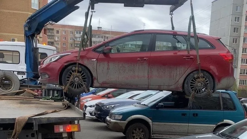 Должник за отопление в Оренбурге лишился автомобиля Житель Оренбурга лишился автомобиля из за крупной задолженности по коммунальным платежам С 2023 года собственник квартиры не вносил оплату за тепло и электроэнергию в результате чего сумма долга перед компанией ЭнергосбыТ Плюс превысила 150 000 рублей Неплательщик проигнорировал все уведомления о задолженности энергокомпания обратилась в суд Был наложен арест на автомобиль должника Транспортное средство эвакуировали и поместили на специализированную стоянку Чтобы вернуть машину владельцу теперь необходимо выполнить ряд финансовых обязательств погасить основной долг перед энергокомпанией оплатить начисленные пени возместить судебные издержки и госпошлину более 5 000 рублей уплатить исполнительский сбор который составляет 12 от суммы задолженности 18 000 рублей Если указанные условия не будут выполнены автомобиль выставят на торги Средства вырученные от продажи транспортного средства направят на погашение долга перед ЭнергосбыТ Плюс ВЕСТИ ОРЕНБУРЖЬЯ в telegram в MAX ВКонтакте