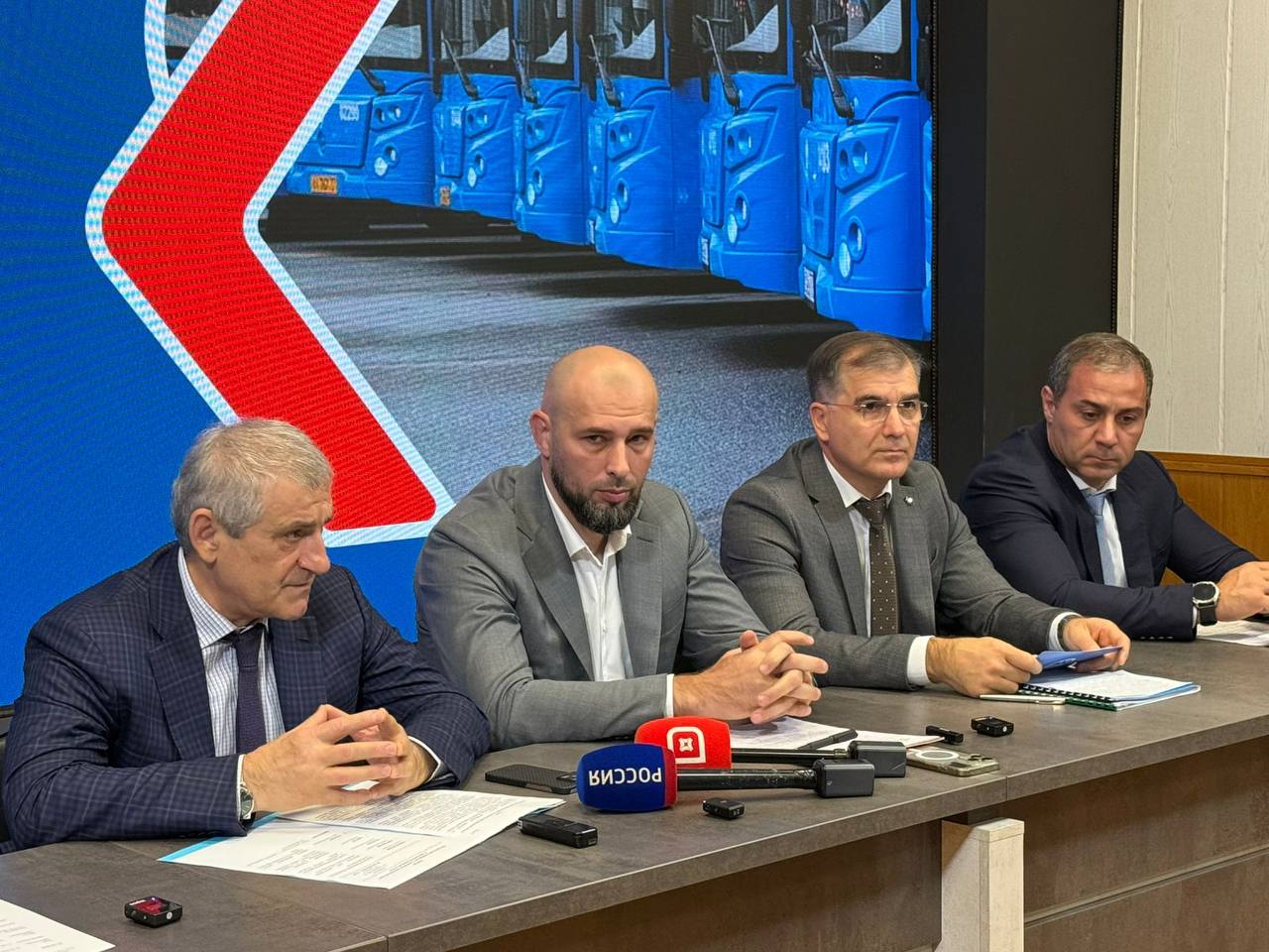 В Махачкале внедряют новый способ оплаты поездок в общественном транспорте В Махачкале прошла пресс конференция посвященная акции по предоставлению скидки при оплате проезда через Систему быстрых платежей СБП В мероприятии приняли участие заместитель Председателя Правительства Республики Дагестан Ризван Газимагомедов первый заместитель министра транспорта и дорожного хозяйства РД Нариман Батырбиев заместитель главы г Махачкалы Гаджимурад Муртузалиев директор департамента развития продуктов и технологических сервисов АО НСПК Мария Точилова управляющий Отделением Национальным банком по Республике Дагестан Южного ГУ Банка России Мурад Идрисов Участники сообщили что оплатить проезд можно будет по QR коду или с помощью NFC С 1 октября по 31 декабря 2025 года стоимость проезда будет снижена на 10 рублей По инициативе врипа главы Махачкалы Джамбулата Салавова в 565 автобусах и троллейбусах установлены NFC таблички для бесконтактной оплаты через СБП За первые шесть месяцев этого года в республике было совершено почти 54 млн транзакций на сумму 302 млрд рублей В регионе установлено около 900 банкоматов и более 18 5 тыс POS терминалов Заместитель Председателя Правительства РД Ризван Газимагомедов отметил что из 3 000 единиц общественного транспорта в республике 2 484 оснащены системой безналичной оплаты Нариман Батырбиев добавил что акция планируется только в Махачкале но в будущем возможно подключение других городов и межмуниципальных маршрутов Для удобства оплаты пассажиры могут использовать приложение СБПэй доступное в RuStore и App Gallery Полные правила акции и список маршрутов можно найти на сайте vamprivet ru
