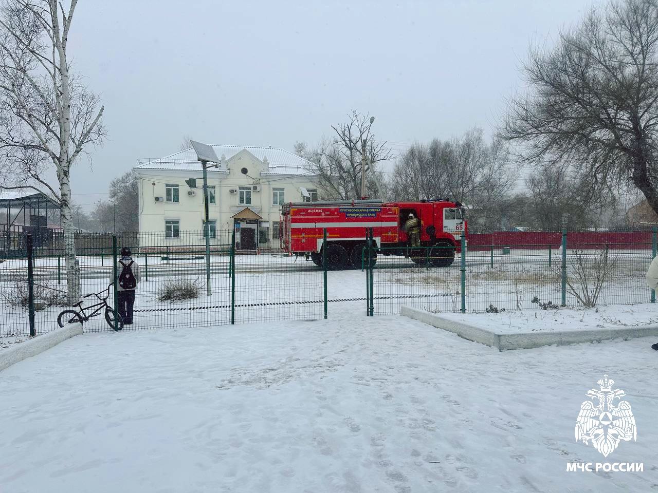 Огнеборцы ликвидировали пожар в одной из школ  В Партизанском муниципальном округе состоялись тренировочные занятия в здании школы с. Владимиро-Александровское.   На пульт диспетчера пожарной охраны поступило сообщение об условном возгорании в кабинете на втором этаже. Дежурный караул 65 пожарной части 18 отряда незамедлительно выехал к месту вызова.   По прибытии персонал школы сообщил, что пламя распространяется по помещениями на втором этаже, отрезая пути эвакуации для одного из учеников. Остальных детей удалось вывести до прибытия первых пожарных. Пожарные быстро включились в аппараты защиты и провели успешную операцию по поиску и эвакуации «пострадавшего» с использованием современных спасательных устройств, а также ликвидировали условный пожар.   Стоит отметить, что тренировка также включала проверку подъездных путей и противопожарного водоснабжения, что подчеркивает готовность служб к ЧС. Все задачи выполнены в полном объеме, что свидетельствует о высоком профессионализме сотрудников.