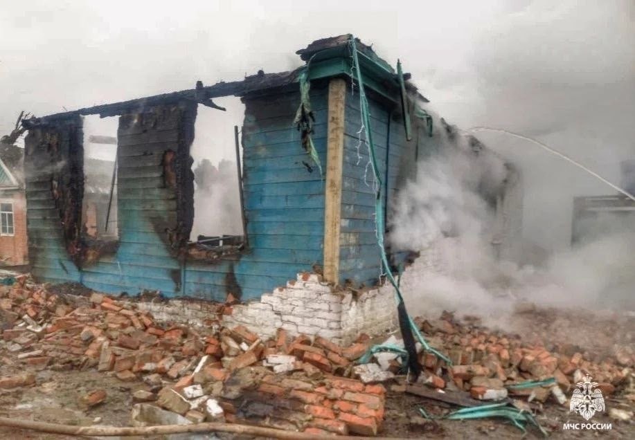 На пепелище дома где жила семья с ребенком нашли труп женщины Пожарные сообщили что здание в Котельниковском районе вспыхнуло минувшей ночью однако причину пожара не огласили Глава поселения где случился пожар рассказал что погибшая с супругом приехала в хутор из Дальнего Востока и работала на местном химпредприятии Семья выжила только женщина к сожалению погибла Сейчас в морг ее отвозил Много не расскажу сейчас следователи занимаются этим Можно сказать что это был несчастный случай но не совсем