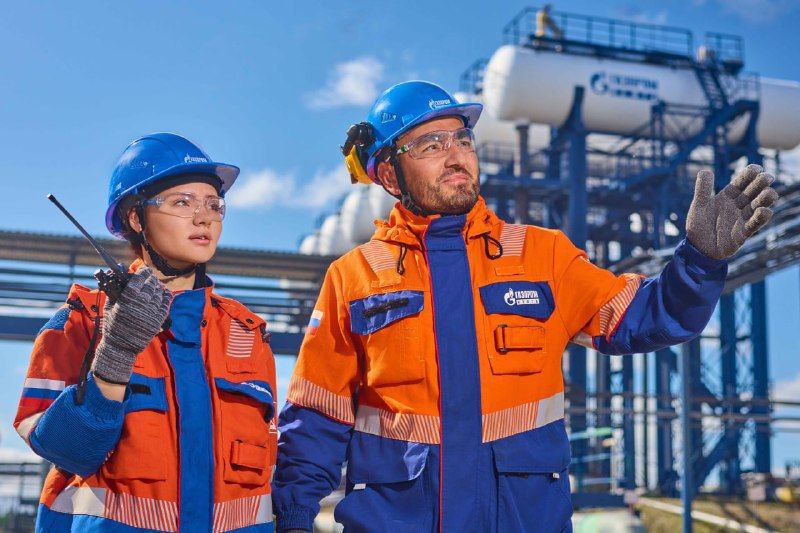 Газпром нефть возглавила рейтинг работодателей среди нефтяных компаний Из почти четырех сотен компаний в рейтинге за нефтегазовый сектор в группе лучших компаний отвечает Газпром нефть она единственная в этом году вошла в топ Компания реализует масштабные производственные проекты активно внедряя цифровые решения включая технологии искусственного интеллекта и системы цифровых двойников но самое важное создает комфортные условия работы для своих специалистов Одним из ключевых критериев оценки стали условия труда и развитие персонала и в этом плане у Газпром нефти есть что показать В компании действует комплексная система поддержки сотрудников обеспечены комфортные условия работы и отдыха особое внимание уделяется безопасности и здоровью Например в этом году на автономном месторождении имени Александра Жагрина в ХМАО Югре открыли современный вахтовый комплекс который похож на хороший отель в мегаполисе Всего в команде Газпром нефти трудится более 80 тысяч специалистов разных направлений работа которых способствует технологическому развитию всей отрасли Кстати о том чтобы формировать собственный пул специалистов компания тоже заботится и активно развивает партнёрские программы в ВУЗах и колледжах которые дают заметный результат порядка двух тысяч выпускников в 2025 году получили работу после прохождения практик и стажировок в компании Нефтебаза