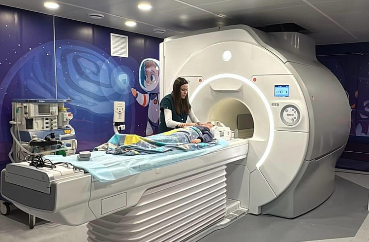 Современный МРТ аппарат начал работу в Краевой детской больнице Владивостока В Краевой детской клинической больнице 1 запущен в работу магнитно резонансный томограф нового поколения Аппарат приобретённый в рамках нацпроекта Семья используется с января 2026 года и позволил провести высокоточные исследования уже почти 350 юным пациентам Новое оборудование применяется для выявления опухолей травм мягких тканей патологий сосудов и воспалительных процессов в первую очередь при обследовании головного и спинного мозга Главные преимущества методики безопасность для ребёнка и возможность обнаружить заболевание на самой ранней стадии что значительно повышает шансы на успешное лечение Этот современный МРТ аппарат имеет отличную комплектацию Оборудование особенно важно для диагностики заболеваний головного мозга позвоночника и сосудов что позволяет выявлять патологии на ранних этапах отметила главный врач Краевой детской клинической больницы 1 Инна Зеленкова Для установки аппарата был выполнен капитальный ремонт помещения с полной защитой от внешних помех Общий объём финансирования на оборудование и ремонт из средств регионального бюджета составил 123 5 миллиона рублей  Развитие современной медицинской инфраструктуры особенно в детском здравоохранении является одним из ключевых направлений народной программы и партпроекта Здоровое будущее МАХ ВК ДЗЕН ЕдинаяРоссия ЕР25 НароднаяПрограмма ЗдоровоеБудущее