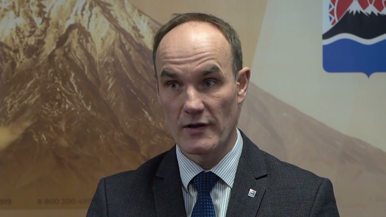 Опять двадцать пять министр МЧС Камчатского края изумился таланту туристов попадать в нештатные ситуации Очередные туристы застряли по дороге к Диким озеркам Министр МЧС Камчатского края Сергей Лебедев выразил недоумение поведением водителей которые пытаются пройти сложные участки на неподготовленных машинах Озерки дикие озерки опять двадцать пять уже в 10050й раз спасатели КСЦ направляются спасать граждан застрявших по дороге на Дикие озерки Предыдущий случай был буквально на днях отметил Лебедев Он привел свежий пример с Вилючинского перевала где заднеприводная легковушка пыталась преодолеть дорогу заметенную снегом и колеей и попросил водителей соизмерять возможности автомобиля с состоянием дороги Спасатели напоминают что грунтовые дороги Камчатки часто имеют крутые подъемы влажный рельеф и непредсказуемые участки Туристам рекомендуют тщательно готовить технику выбирать подходящий транспорт и планировать маршрут заранее чтобы поездка оставалась безопасной и не закончилась вызовом спасателей Камчатка