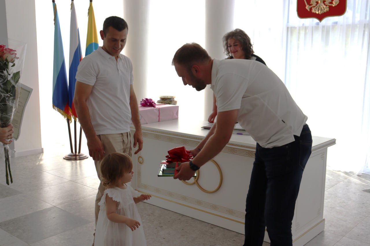 Сегодня в Антраците зарегистрировали рождение Мирославы, которая стала сотым младенцем, родившимся в нашем муниципальном округе в 2025 году. В торжественной обстановке начальник Антрацитовского ОЗАГС Алена Дегтярева вручила родителям малышки первый в её жизни документ - свидетельство о рождении. Заместители главы Администрации Антрацитовского муниципального округа Марат Гайсин и Наталья Шаталова передали слова теплых поздравлений семье Тимошенко и символические подарки от муниципалитета. Эта прекрасная девочка уже вторая малышка в семье Дарьи и Александра. "Желаю молодым родителям и их деткам крепкого здоровья, благополучия и мира", - написал в своём ТГ-канале глава муниципалитета Сергей Саенко.
