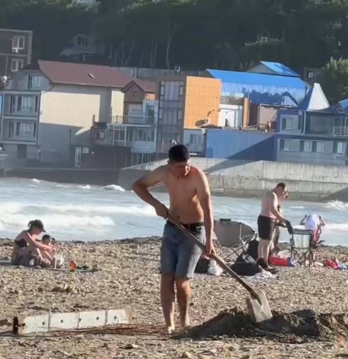 В Приморье полицейские привлекли к ответственности мужчину, самовольно установившего торговую палатку на пляже В ходе мониторинга социальных сетей сотрудники полиции обнаружили публикацию о том, что в районе пляжа, расположенного в бухте Горностай, неизвестные граждане проводят несанкционированные земельные работы. В ходе проверки установлено: 37-летний мужчина самовольно, в нарушение норм законодательства,, залил бетоном участок местности для дальнейшего использования в личных целях. Правонарушитель установил торговую палатку на бетонной площадке. В отношении гражданина составлены административные протоколы по части 1 статьи 14.1 КоАП РФ «Осуществление предпринимательской деятельности без государственной регистрации или без специального разрешения» и статье 19.1 КоАП РФ «Самоуправство». Проведен демонтаж постройки и профилактическая беседа о недопущении нарушений административного законодательства.