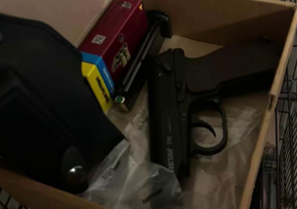 Задержаны вымогатели угрожавшие бойцу СВО Силовики в Туле поймали группу вымогателей которые требовали деньги у раненых участников спецоперации Один из потерпевших туляк который вызвал полицию когда его начали шантажировать угрожая вернуть его на фронт если не заплатит миллион рублей Сотрудники полиции и УФСБ задержали преступников на месте когда те ожидали передачи денег При обыске у них нашли банковские карты и предметы похожие на пистолеты сейчас проводится экспертиза чтобы установить действительно ли это оружие К сожалению это не единственный случай такие методы злоумышленников уже были зафиксированы ранее Источник newstula ru fn 1760565 html Прислать новость задать вопрос Подпишись на Telegram MAX