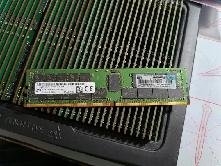 Сотрудник спас от утилизации серверную DDR4 которая теперь стоит как хороший автомобиль История с Reddit внезапно превратилась из обычного списания железа в очень дорогую находку на фоне дефицита памяти и роста цен В 2024 году одна компания обновила серверы и сняла 72 модуля DDR4 2666 ECC RDIMM по 32 ГБ каждый Вместо утилизации память забрал сотрудник а позже модули всплыли у его сына который показал их на Reddit Общий объём этого набора 2 3 ТБ а нынешнюю стоимость таких планок оценивают примерно в 10 20 тысяч долларов Для обычного игрового ПК эти модули бесполезны но на вторичном серверном рынке такой комплект сейчас уже вполне ликвидный актив Списанное железо сейчас слишком часто уходит в мусор вместо вторичного рынка Наши каналы ОпeрaтивнaяПaмять