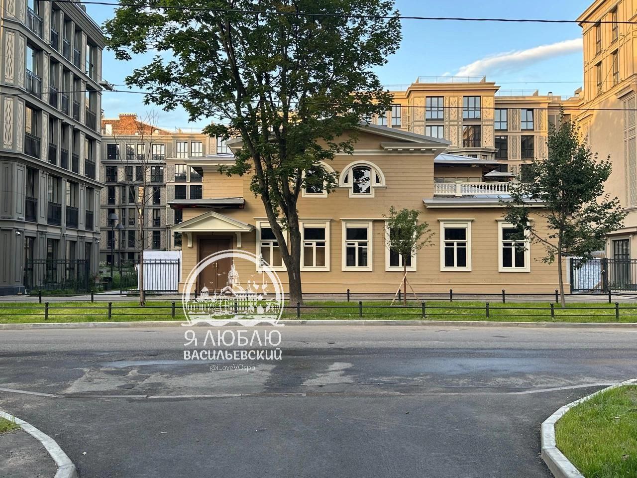 С Особняка Бремме / Блокадной витаминной аптеки на 12-й линии сняли леса. Окошко овальное под крышей забыли вернуть. , - написала Надя. Ну и читатели писали, что увидели в интернете объявление о продаже здания. Представитель застройщика AAG наш недавний звонок проигнорировала. Но, из последних разговоров, было понятно, что арендатора они подобрать не могут. Напомним, здание деревянное, внутри - будто избушка. Будем следить за ситуацией. "Я Васильевский"