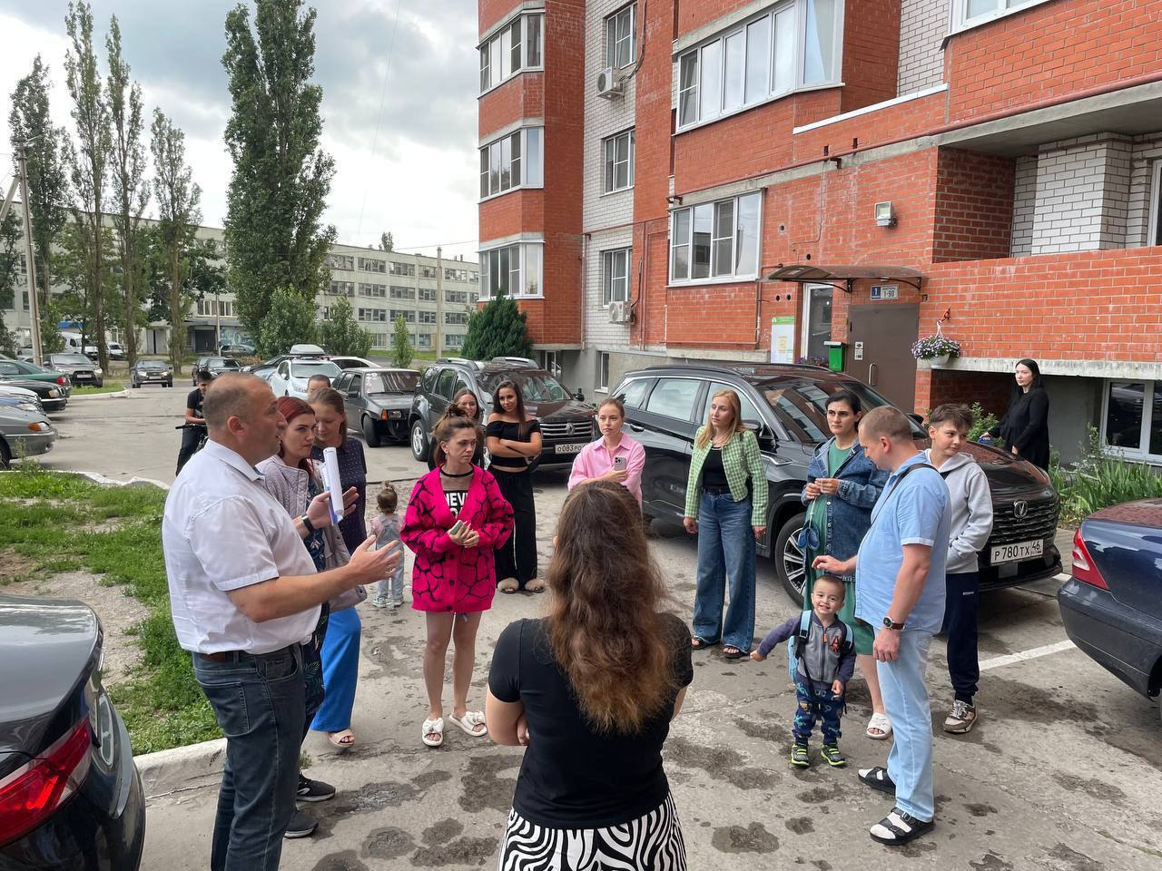 Жители Курска пожаловались на низкое качество водоснабжения в ЛДПР  В дом № 57 по ул. 2-я Агрегатная выехал руководитель курского отделения партии Алексей Томанов. Вызванные им представители «Водоканала» взяли пробы. Но, по словам депутата, даже без лабораторных анализов видно, что маслянистая жидкость в кранах напоминает чёрную жижу – на руках остаётся липкая грязь.  По словам специалистов, постоянная замена фильтров выводит из строя газовое оборудование. А главное – это ложится тяжёлым финансовым бременем на плечи жителей.    Ситуация осложняется тем, что дом, сданный несколько лет назад, до сих пор не передан на баланс муниципалитета.    «Можно бесконечно искать виноватых, но ЛДПР так не работает. Пора прекратить это издевательство над людьми!», – подчеркнул Томанов.  Он пообещал жильцам добиться установки в доме промышленных очистных фильтров.  «Вода должна быть чистой и безопасной», – подытожил депутат.  Фото из личного архива Алексея Томанова
