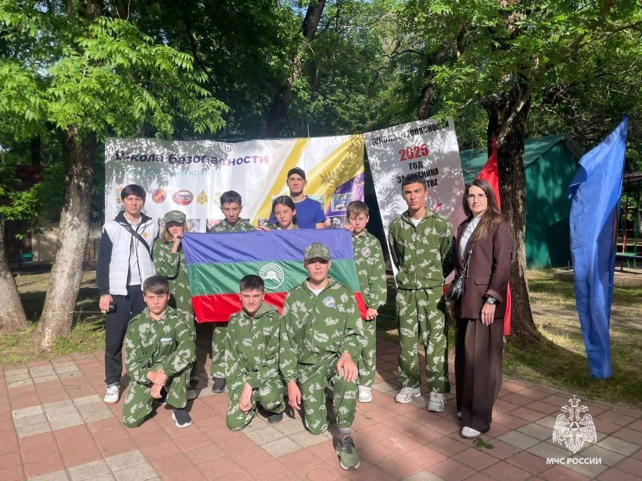 На Ставрополье проходят соревнования «Школа безопасности» В городе Ставрополе на территории детского лагеря «Лесная поляна» состоялось открытие межрегионального этапа конкурса «Школа безопасности», проходящего под эгидой МЧС России. От Карачаево-Черкесской Республики в соревнованиях принимают участие две команды: в старшей возрастной группе регион представила команда из Урупского района, младшую – воспитанники Центра дополнительного образования детей. На мероприятии присутствовали множество почетных гостей, в том числе первый заместитель начальника МЧС Ставрополья6 Апрель Агакишиев. Он поприветствовал всех участников, пожелал им успехов и дал старт состязаниям.