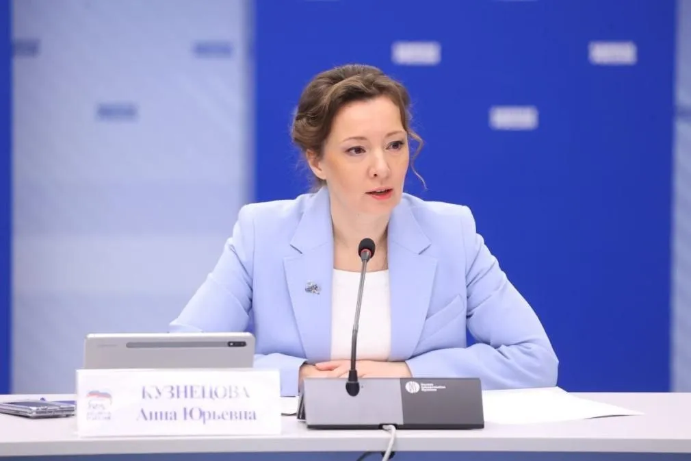 Анна Кузнецова Единая Россия ведет масштабную работу по расширению мер поддержки семей с детьми Она идет по нескольким направлениям от социального до финансового Единая Россия добилась важных решений в этой сфере подчеркнула председатель комиссии Единой России по защите материнства детства и поддержке семьи вице спикер Госдумы Анна Кузнецова Первое это донастройка мер помощи При поддержке Единой России удалось уточнить правила назначения единого пособия при рождении следующего ребенка обеспечить более гибкий подход к его выплате семьям с небольшим превышением доходов Это увеличило число получателей этой меры поддержки Также мы добились что в страховой стаж многодетных мам вошли периоды ухода за каждым ребенком до полутора лет В итоге 400 тысячам матерей произвели перерасчет увеличили их пенсионное обеспечение А матери героини теперь получают льготы наравне с Героями Труда России пояснила зампред ГД Партия поддержала продление до 2030 года ипотечных программ По словам Кузнецовой уже 1 5 миллиона семей смогли улучшить жилищные условия по льготной семейной ипотеке и 880 тысяч многодетных семей получили дополнительные федеральные выплаты по 450 тысяч рублей на погашение ипотечного кредита Кроме того Единая Россия добилась увеличения финансирования этого направления на 23 на ближайшие три года запланировано выделить почти 1 8 триллионов рублей Второе направление работы партии улучшение семейной инфраструктуры При поддержке Единой России в 62 регионах созданы 219 семейных МФЦ Они работают в режиме одного окна по всем вопросам с которыми сталкиваются семьи получение пособий и льгот консультации психологов и юристов другие виды помощи За последний год их услугами воспользовались около 300 тысяч семей Также мы закрепили законом преимущественное получение места в детском саду или школе для детей чьи старшие братья или сестры уже там учатся пояснила она Третье направление здоровье детей Кузнецовой сообщила что за прошлый год при контроле партии удалось обновить оборудование в 92 перинатальных центрах и родильных домах Теперь до 2030 года планируем дооснастить и переоснастить 180 детских больниц и более 500 детских поликлиник Сейчас все новорожденные проходят расширенный скрининг на 36 нозологий А с нашими партнерами мы реализуем в медицинских учреждениях комплексную программу послеродового сопровождения Вместе в жизнь Это консультации и помощь мамам с новорожденными детьми Уже более 20700 мам получили поддержку добавила парламентарий Кроме того партия работает над развитием системы ранней помощи в стране внедрением здоровьесберегающих подходов в системе образования Комиссия Единой России по защите семьи провела соответствующую работу с ведомствами и экспертами Минпросвещения России поддержало наши предложения отметила вице спикер Она добавила что за два года количество многодетных семей в стране выросло на 17 их более 2 9 миллионов где воспитываются 9 5 миллионов детей это 29 от всех детей страны Меры защиты семей и поддержки многодетности планируется обсудить на окружном отчетно программном форуме Единой России Есть результат в Санкт Петербурге Предложения участников форума после проработки войдут в новую Народную программу Подписывайтесь на нас в МАХ ergosdumaofficial