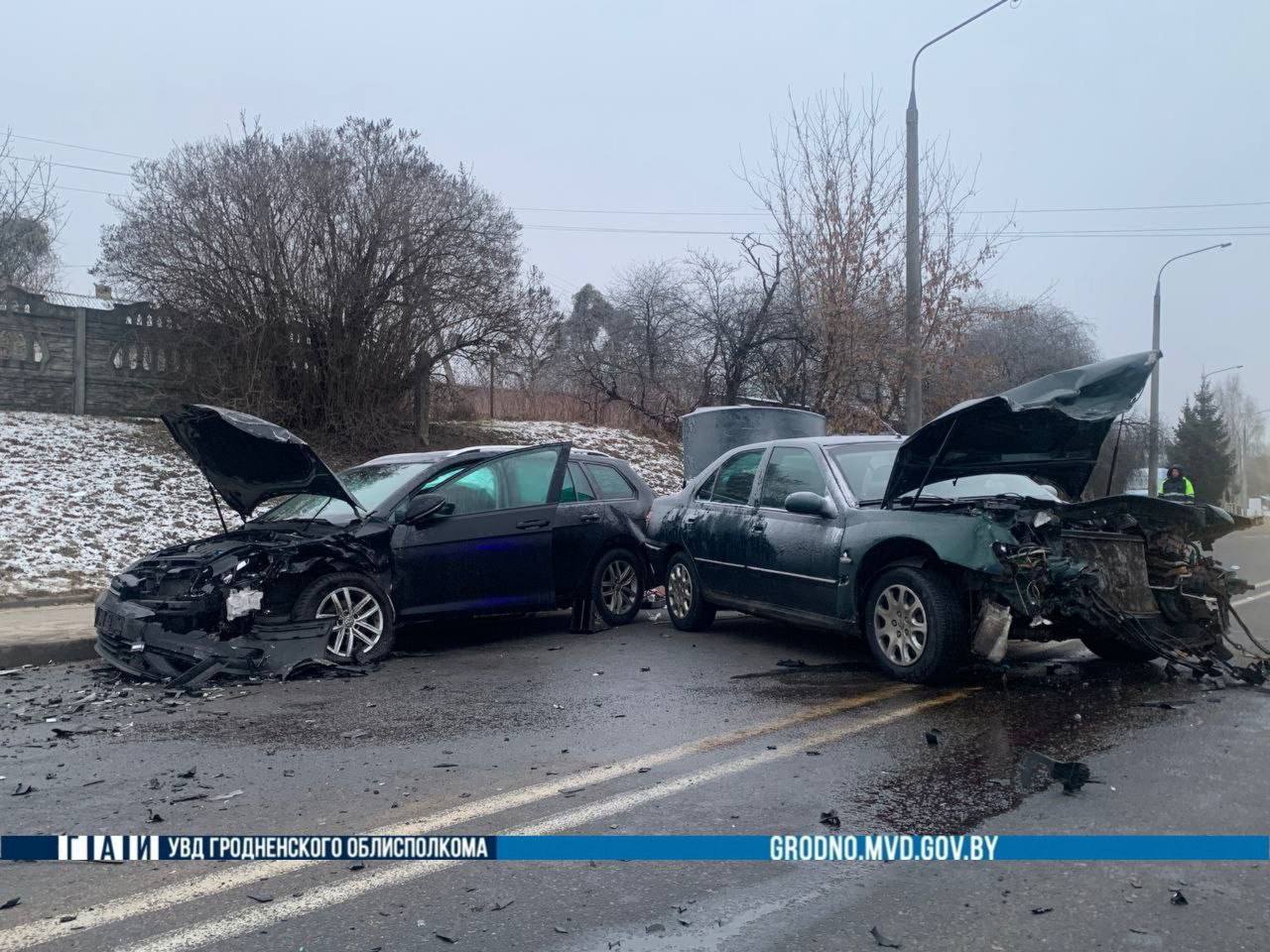 На улице Тавлая в Гродно произошло смертельное ДТП  Сегодня около 7:30 утра на перекрёстке улиц Тавлая и Подкрыжакская произошло ДТП со смертельным исходом. 24-летний водитель автомобиля «Пежо» двигался со стороны кольца «Брикеля», вблизи указанного перекрёстка допустил занос и выехал на полосу встречного движения, где совершил лобовое столкновение с автомобилем «Фольксваген», который ехал с Девятовки. В ДТП погиб 59-летний водитель «Фольксвагена».  В настоящий момент устанавливаются все обстоятельства произошедшего, в том числе причины выезда «Пежо» на встречную полосу. На месте работают сотрудники ГАИ, оперативно-следственная группа. Движение на данном участке дороги в первой половине дня будет закрыто.