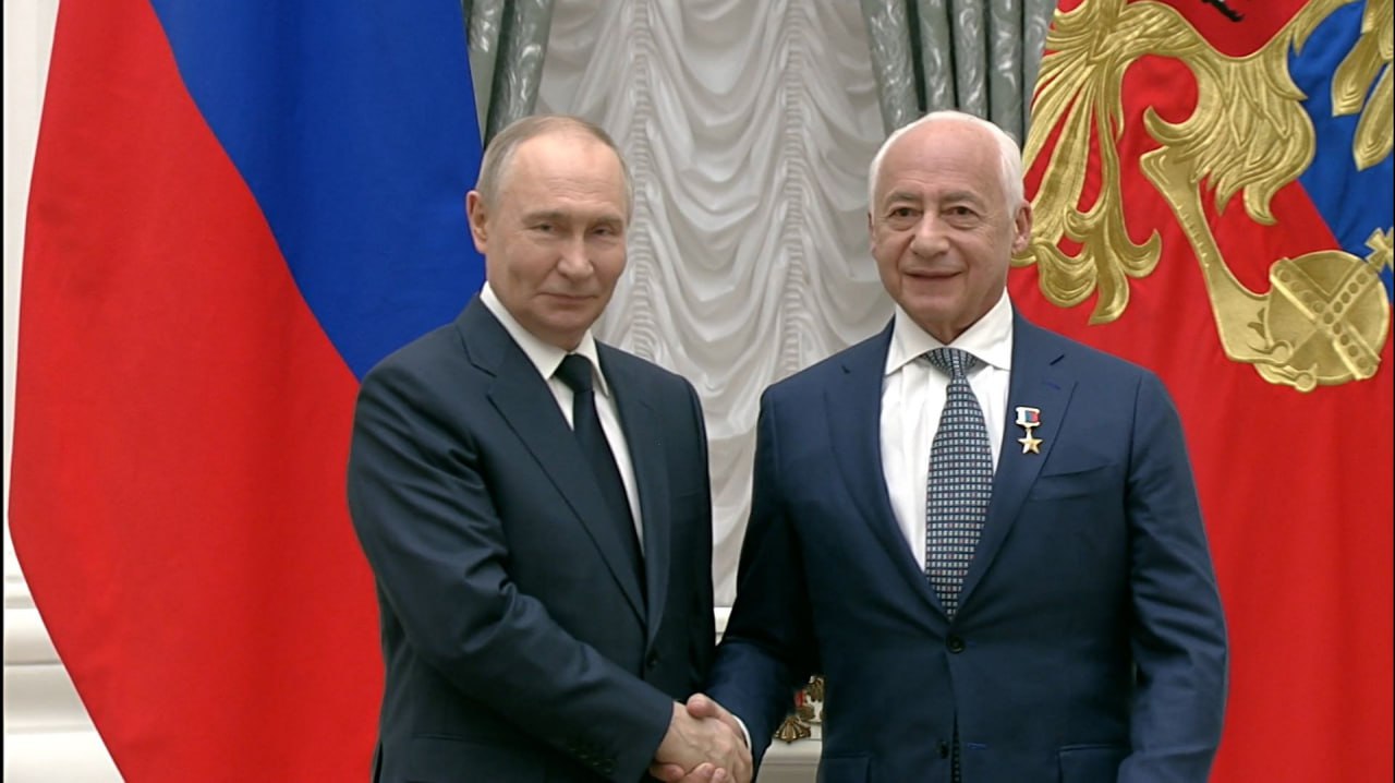 Путин вручил уроженцу Уфы народному артисту СССР скрипачу и дирижеру Владимиру Спивакову звание Героя Труда России На церемонии вручения госнаград маэстро поблагодарил Владимира Путина и отметил что получить такую награду в юбилей Великой Победы очень важно Я благодарю Вас за такую высокую оценку моего труда моего служения людям моего служения музыке Уходящий 2025 год был очень важным для меня и думаю для всех потому что мы праздновали 80 летие Победы сказал артист Владимир Спиваков родился в сентябре 1944 года в Уфе После окончания войны семья переехала в Ленинград ныне Санкт Петербург затем в Москву Владимир Спиваков не забывает о своей малой родине и регулярно приезжает в Уфу Напомним в 2019 году Глава Башкирии Радий Хабиров наградил Спивакова орденом Салавата Юлаева Башинформ UFA RB Подписаться Прислать новость При отключении интернета доступен наш канал в Max