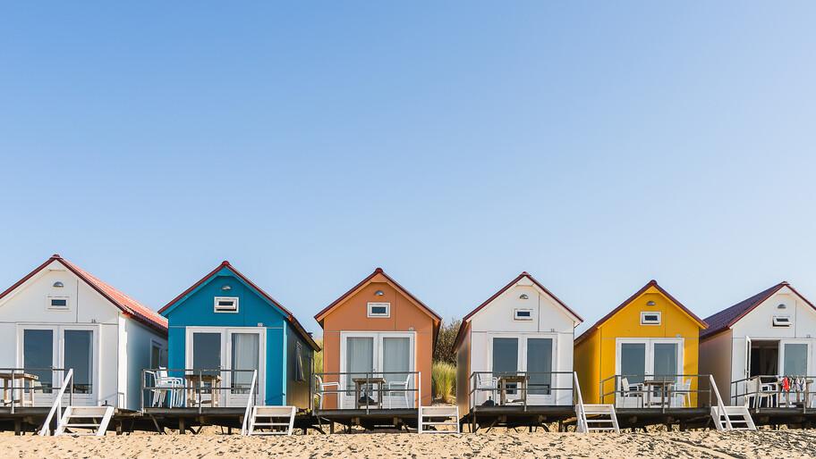 Сальдо оздоровительный отдых должен стать основой туризма в Херсонской области Руководство Херсонской области связывает развитие туризма с рекреационно оздоровительным отдыхом сообщил ХАН губернатор Владимир Сальдо Херсонщина обладает термальными источниками лечебными грязями солями минеральными водами По своим свойствам эти ресурсы сопоставимы с лучшими российскими курортами и регион способен предложить качественный оздоровительный продукт в доступном ценовом сегменте не только в высокий сезон но и круглогодично сказал Сальдо Он также считает перспективным развитие морского спортивного туризма который включает яхтинг виндсерфинг кайт спорт Этому будет способствовать наличие акваторий с постоянно дующими ветрами и низкой судоходной нагрузкой это Азовское море Сиваш Джарылгачский залив Это идеальные условия для строительства яхт марин стоянок малого флота спортивных школ для детей и подростков подчеркнул губернатор Сальдо напомнил что регион активно сотрудничает с соседним Крымом формируются межрегиональные туры которые позволят гостям Херсонской области совмещать пляжный отдых на местном побережье с посещением культурных и исторических объектов Крыма