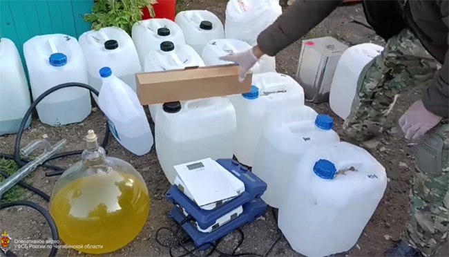 На Южном Урале организатор крупной нарколаборатории осужден на 20 лет   www up74 ru articles news 168024 Первые пять лет он будет отбывать наказание в тюрьме а оставшийся срок в колонии особого режима Канал незаконного сбыта мефедрона был пресечен сотрудниками УФСБ России по Челябинской области в 2024 году Силовики вышли на след ранее судимого южноуральца Он был поставщиком онлайн магазина по сбыту наркотиков через интернет нарколабораторию организовал в одном из частных домовладений У мужчины изъяли мефедрон и химические реактивы массой более 93 килограммов используемые для его производства