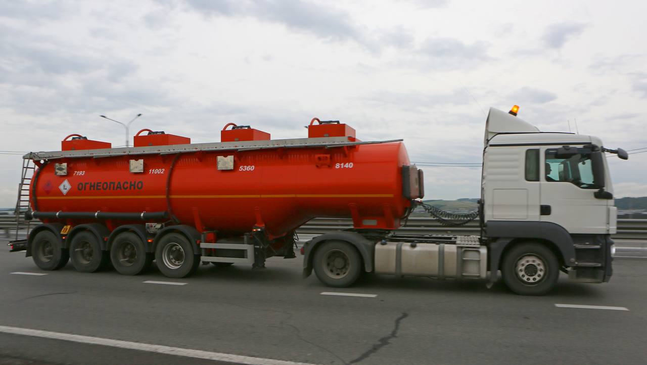 Правительство ввело новый временный запрет на экспорт бензина дизеля и других видов топлива Запрет будет действовать до 31 июля 2026 года Он не будет распространяться на непосредственных производителей нефтепродуктов чтобы не допустить затоваривания производственных мощностей нефтяных компаний Решение направлено на поддержание стабильной ситуации на внутреннем топливном рынке Подписаться на Правительство России в MAX