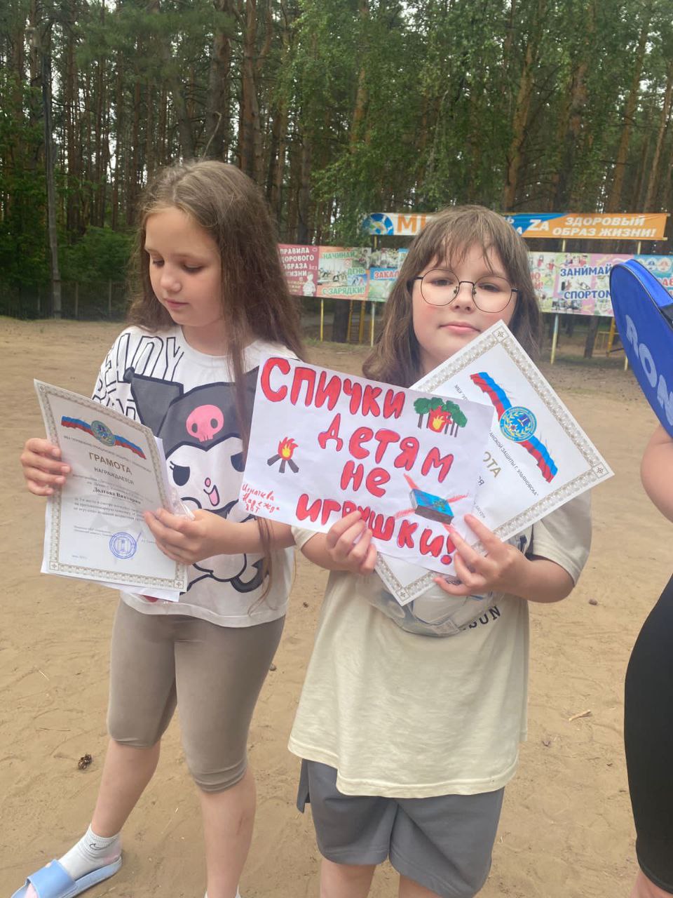 Ульяновцам напоминают о запрете купания в необорудованных местах и правилах пожарной безопасности В выходные дни по поручению главы города Александра Болдакина организованы профилактические рейды по предупреждению и недопущению несчастных случаев. - Важно соблюдать все предписанные меры предосторожности, чтобы не подвергать свою жизнь и здоровье опасности. Любая беспечность может привести к серьёзным, и даже необратимым последствиям. Прошу уделить этому вопросу самое пристальное внимание, – подчеркнул Александр Болдакин. Разъяснительные беседы и мероприятия по профилактике несчастных случаев проходят ежедневно во всех районах Ульяновска. В них принимают участие специалисты МБУ «Управление гражданской защиты населения» и представители районных администраций совместно с полицией. В фокусе особого внимания – городские парки, территория частного сектора, пригородная зона и садоводческие товарищества в границах Ульяновска. Также горожанам, отдыхающим вблизи водоёмов, напоминают о правилах безопасного поведения на водных объектах. Подробности - на сайте