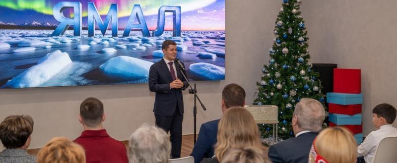 Дом Ямала торжественно распахнул двери в Тюмени В областной столице начал работу новый центр Дом Ямала На торжественной церемонии присутствовал губернатор Дмитрий Артюхов а среди почётных гостей были ямальцы которые сейчас живут в Тюмени студенты воспитанники детского дома Сияние Севера ветераны и члены землячеств Трёхэтажное здание превратилось в современную площадку для развития и сохранения связи с родным краем Здесь разместили всё необходимое для работы и отдыха уютный коворкинг многофункциональный зал музыкальную студию и профессиональную звукозаписывающую комнату Во время открытия губернатор наградил восемь заслуженных жителей округа региональными наградами Праздник завершился торжественным зажжением символического очага Дома Ямала Источник NUR24 RU Фото пресс служба губернатора ЯНАО Подписаться Прислать новость Заказать рекламу