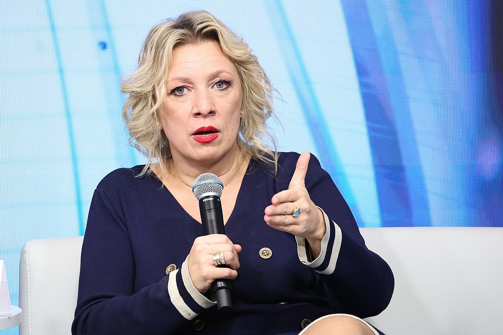 Тарифная политика США и вызванные ей торговые войны могут привести мировую экономику к рецессии Об этом заявила официальный представитель МИД РФ Мария Захарова По ее словам снижение тарифов только для американских товаров будет создавать для них искусственные конкурентные преимущества по сравнению с товарами других стран Для защиты от перетока товаров изолированных от рынка США высокими пошлинами члены ВТО будут поднимать свои таможенные тарифы и применять специальные защитные меры продолжила Захарова В результате снизятся объемы международной торговли вырастет глобальная инфляция из за перестройки производственно логистических цепочек и изменения географии товарных потоков заключила дипломат тарифы Фото VCG