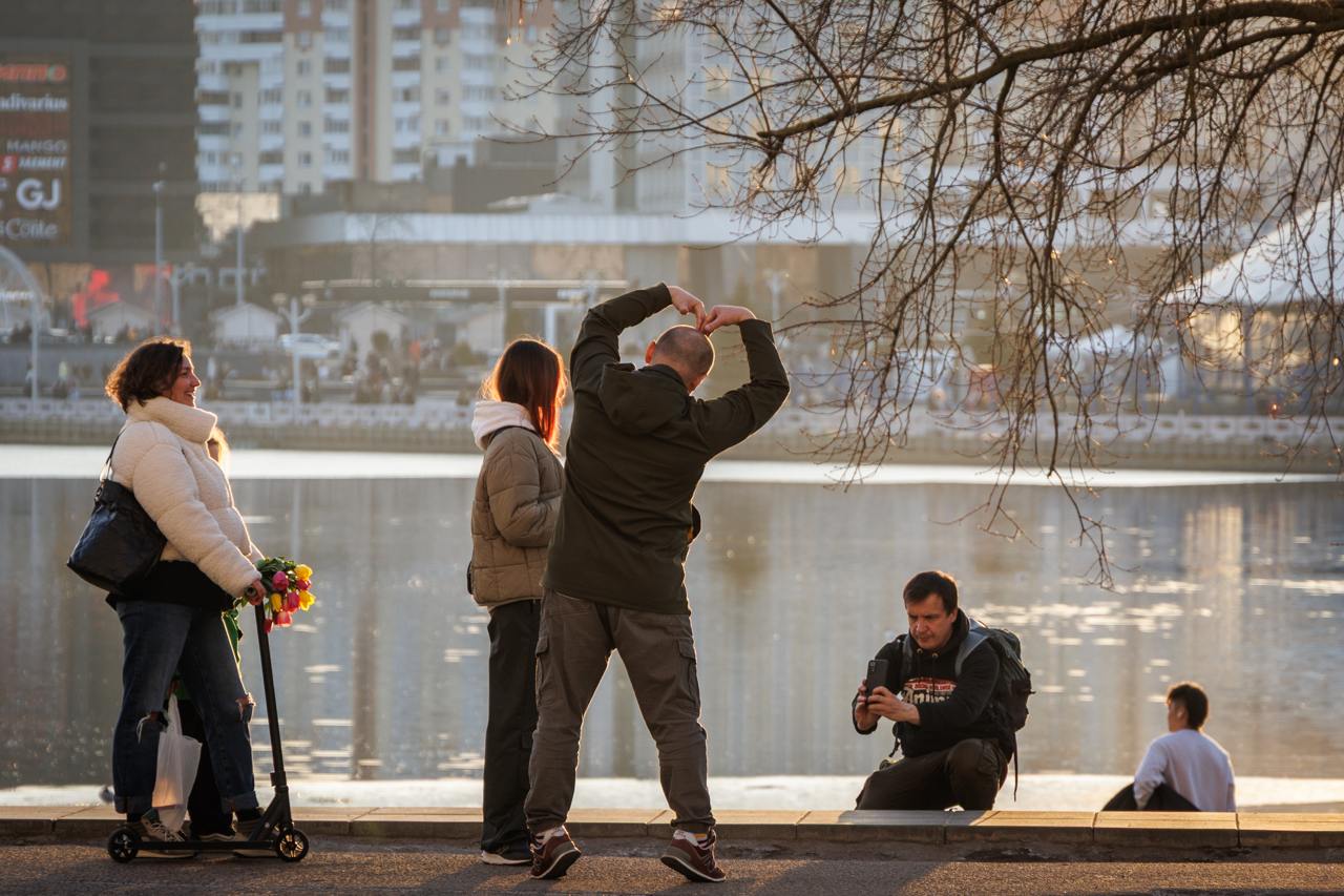 Минск вошел в топ-20 лучших для прогулок городов мира  В рейтинге учитывалось среднее время, которое жители тратят на дорогу до важных городских объектов, таких как школы, больницы, магазины и рестораны.  Лидерами стали Милан, Копенгаген и Турин. В первую десятку также вошли Дублин, Лион, Мюнхен, Париж, Марсель, Генуя и Эдинбург.  Из городов соседних с Беларусью стран в топ-20 попал только Санкт-Петербург — он на 13-м месте.