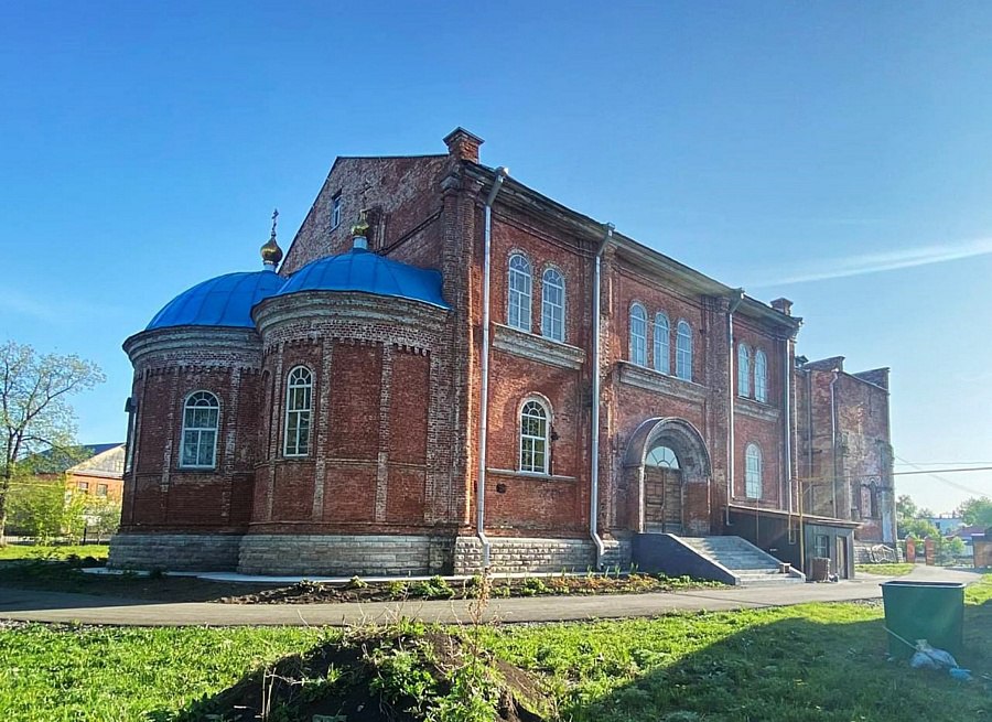 В Юрюзани началась подготовка к реставрации старинного храма рождества Христова являющегося объектом культурного наследия регионального значения Храм возведенный в начале прошлого века в советский период был перестроен в клуб Министерство культуры России определило подрядчика им стала московская компания ПромСтройДизайнПроект Специалисты организации обследовали здание пробили шурфы фундамента взяли образцы природного камня напольной плитки и кирпичной кладки со стен храма dk chel