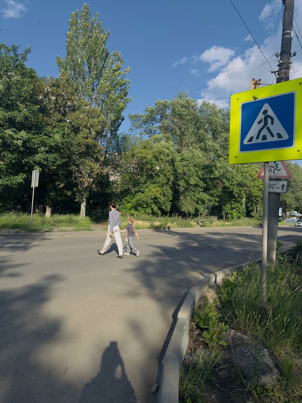 В Ровеньковской школе №9 им. Л.Г. Шевцовой начал свою работу родительский патруль.    Эта инициатива направлена на выявление и пересечение случаев вовлечения несовершеннолетних в совершение преступлений и антиобщественных действий.   Родительский патруль активно занимается раздачей информационных листовок, которые содержат  правила дорожного движения.    Родители также контролируют соблюдение правил дорожного движения детьми-пешеходами.    Родительский патруль напомнил учащимся о необходимости соблюдения правил дорожного движения и правильности перехода проезжей части, наличия на одежде ребенка в тёмное время суток светоотражающих  элементов. "Эти мероприятия помогут учащимся и их родителям лучше ориентироваться в вопросах безопасности на дороге", рассказали педагоги.