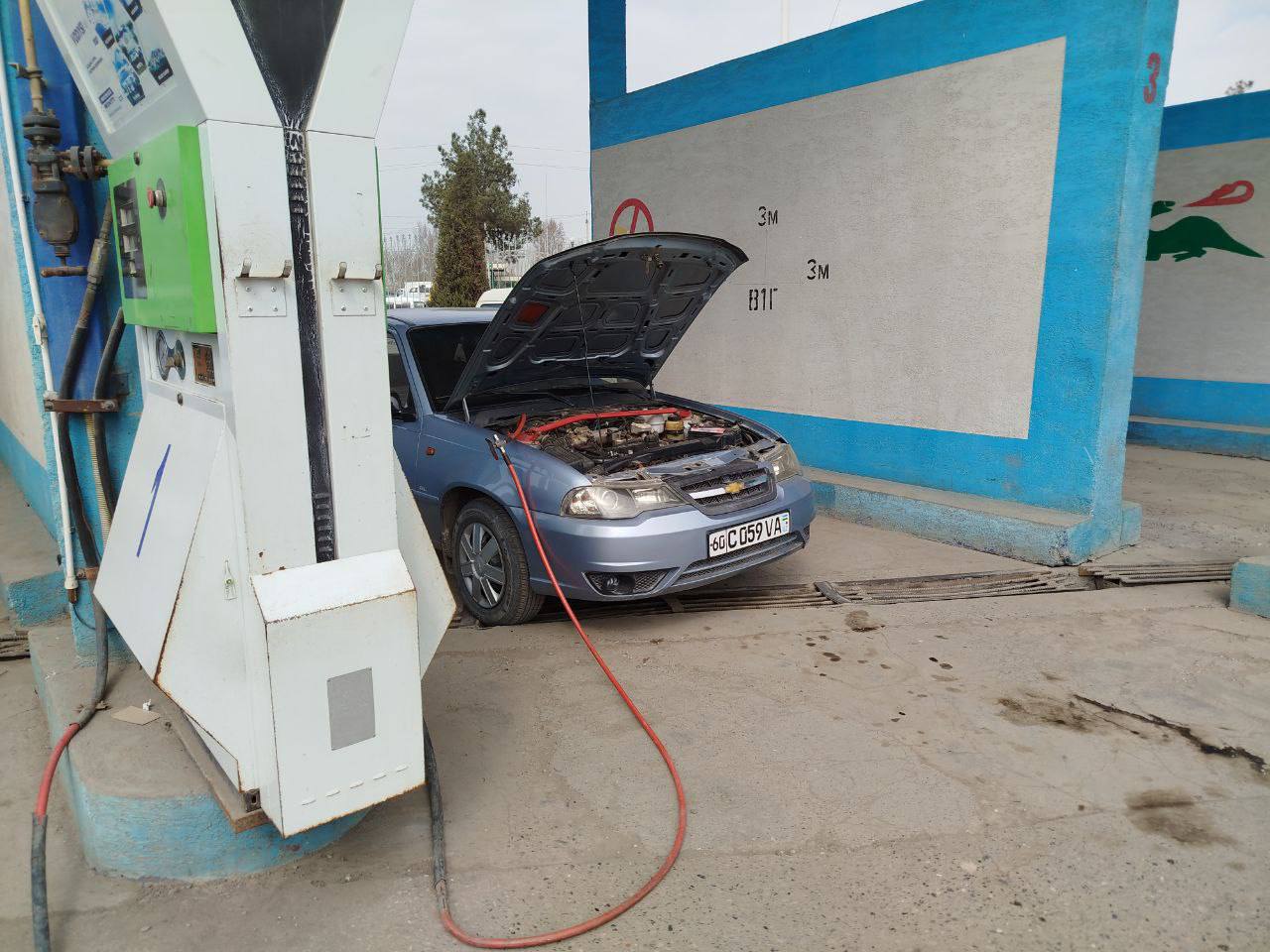 В Узбекистане снова вводятся ограничения на газовых заправках Ограничения связаны с временным снижением объёмов импортируемого газа из за технической неисправности газотранспортной системы соседнего государства соощили в Минэнерго ExoUzbekistana