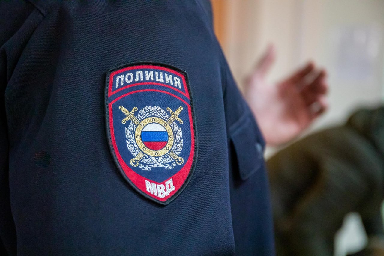 Полицейские проводят проверку по факту массовой драки в Ленинском районе Красноярска Правоохранителям поступило сообщение о том, что четверо мужчин обратились в медицинское учреждение в связи с получением телесных повреждений. Предварительно, конфликт произошел на бытовой почве. В отдел полиции доставлены 25 активных участников потасовки. Возбуждено уголовное дело по ч. 2 ст. 115 УК РФ «Умышленное причинение легкого вреда здоровью». Проверочные мероприятия продолжаются. ____ Оставить обращение