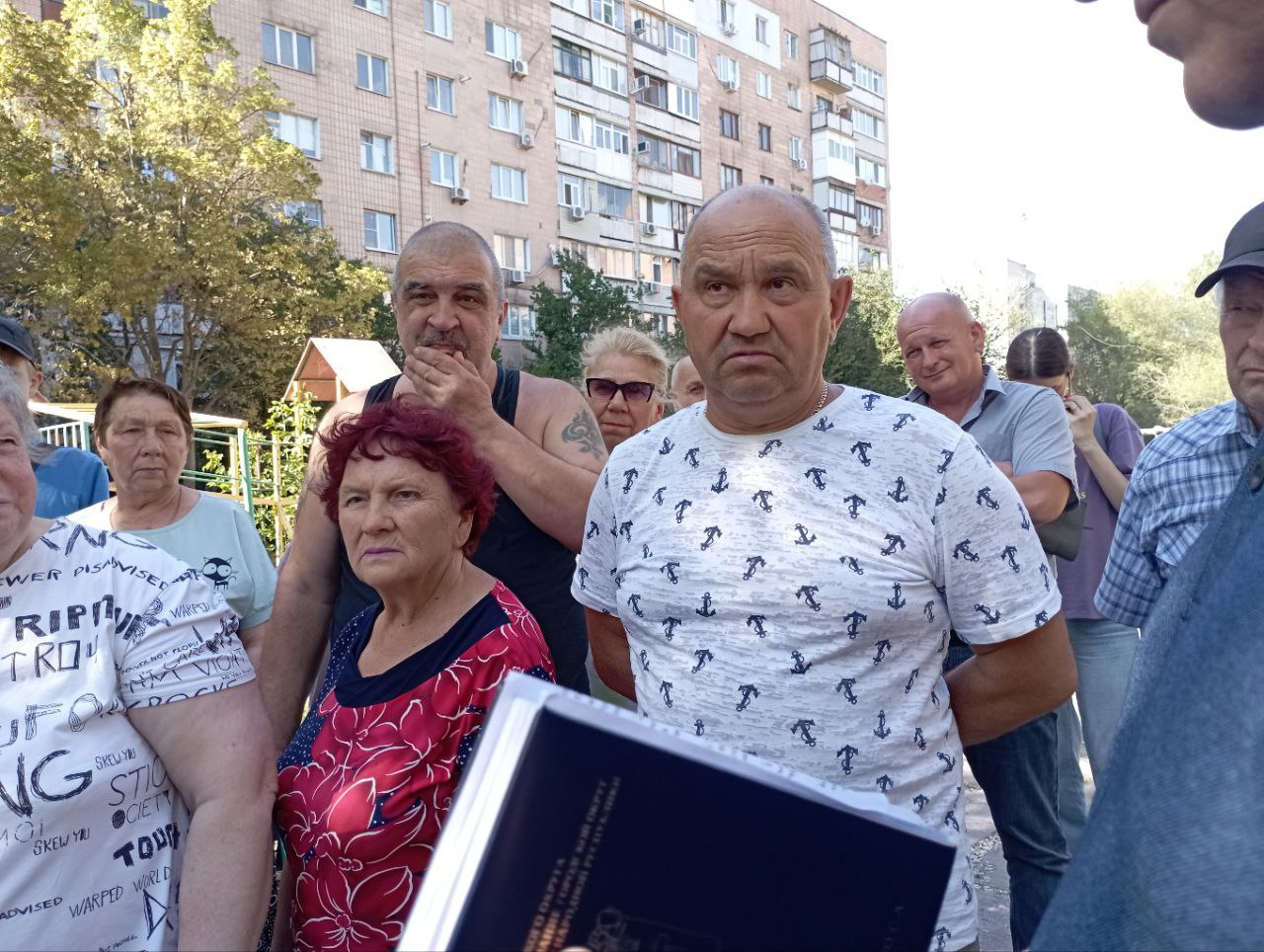 С жителями Луганска обсудили насущные проблемы города Об этом в своем Telegram-канале сообщила врип главы городского округа Яна Пащенко. Власти и представители коммунальных предприятий встретились с гражданами на улице Осипенко. Мероприятие провели благодаря проекту «Муниципальный диалог» от партии «Единая Россия». «Жители задавали актуальные вопросы, связанные с необходимостью установки новых детских площадок, ремонтом коммуникаций, установкой фонарей уличного освещения и долгожданным завершением реконструкции Сквера в районе Городка ОР», – рассказала Яна Пащенко. Врип главы города заверила жителей, что новое освещение в микрорайоне установят в августе, а сквер в районе Городка ОР благоустроят до конца лета.