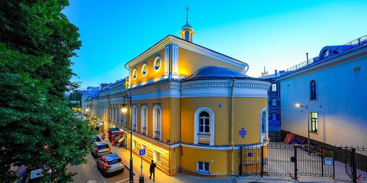 Еще один исторический дом в Москве подчеркнули светом. Архитектурную подсветку установили на фасаде дома №14 на Большой Садовой улице. Всего 33 энергоэффективных светильника. Дом построили во второй половине XIX века как часть Комиссаровского технического училища с домовой церковью Александра Невского. Подсветка подчёркивает карнизы, подоконные парапеты и рельеф фасада, не нарушая общую стилистику. Используются тёплый и нейтральный белый цвет с мягкой яркостью. Архитектурная подсветка это не просто освещение. Она работает как инструмент: выделяет детали, смягчает облик, украшает здание вечером и возвращает внимание к архитектуре, которую можно не заметить днём. В Москве таких проектов становится всё больше. За 13 лет количество подсвеченных зданий выросло в четыре раза. Сегодня по городу установлено более миллиона светильников, а уровень энергопотребления снижается за счёт светодиодов.