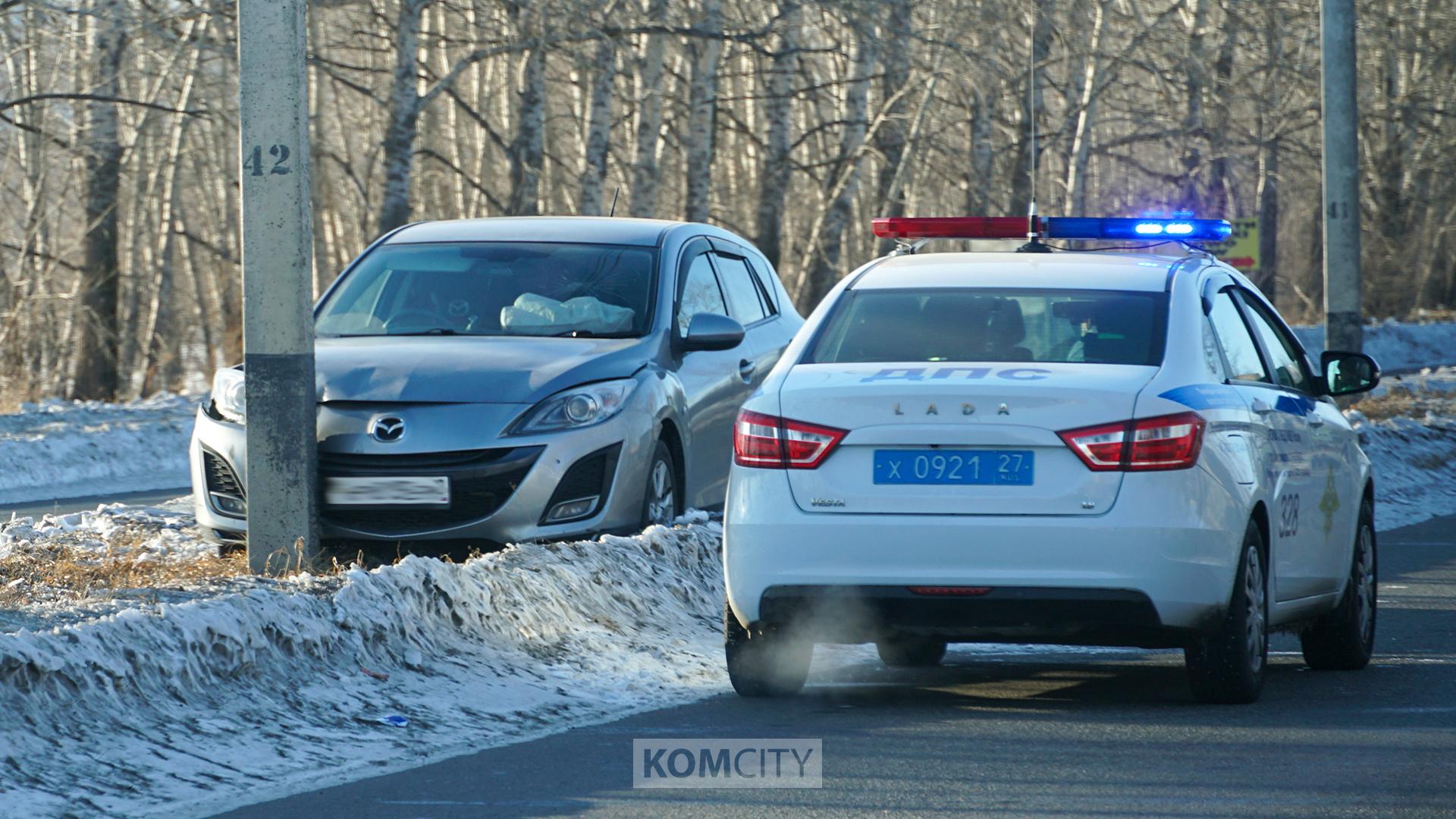 Нетрезвая дама 8 Марта влетела в столб на Северном шоссе  В ГАИ по Комсомольску-на-Амуре озвучили подробности вчерашней аварии на Северном. 24-летняя водитель Мазды Аксела не выбрала безопасную скорость, потеряла управление и врезалась в электроопору. Приехавшие на место инспекторы сразу почувствовали запах алкоголя и проверили водителя прибором. Алкотестер подтвердил, что дама уже начала отмечать Международный женский день.  Пострадавшей нарушительнице назначено амбулаторное. Права она получила недавно, но теперь придётся с ним на время расстаться. Сама себе «подарок» на 8 Марта сделала…