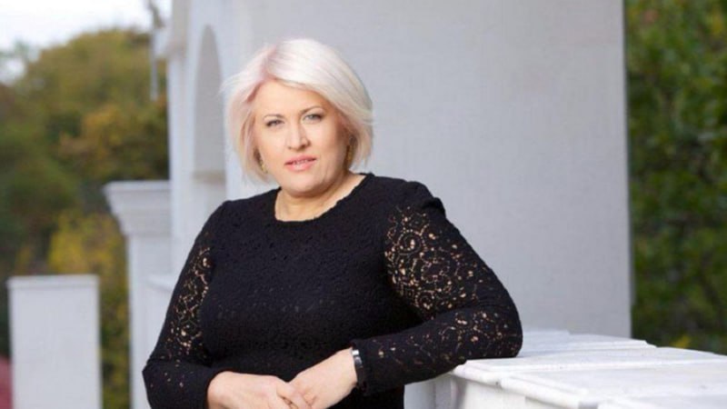 Бывшая глава Victoriabank заявила в суде Прокуроры предлагали дать ложные показания против Плахотнюка Бывшая председатель Victoriabank Наталья Политов Кангаc выступая в качестве первого свидетеля защиты в деле Плахотнюка рассказала что в 2021 году ей якобы предлагали дать ложные показания против бывшего лидера ПДМ чтобы снять обвинения с неё самой По словам Политов Кангаc предложение исходило от тогдашнего заместителя генпрокурора Руслана Попова Свидетельница подчеркнула что никогда не получала указаний от Плахотнюка и опровергла обвинения в его незаконной деятельности и подозрительных сделках с акциями Victoriabank Она отметила что бывший лидер ПДМ всегда демонстрировал корректное отношение к работе банка и не вмешивался в кредитные операции Кроме того Политов Кангаc рассказала о действиях Вячеслава Платона после прихода которого в банк начали обслуживаться компании с сомнительной репутацией Свидетельница добавила что Платон предлагал ей большую комиссию за уход с руководства Victoriabank источник Подписаться