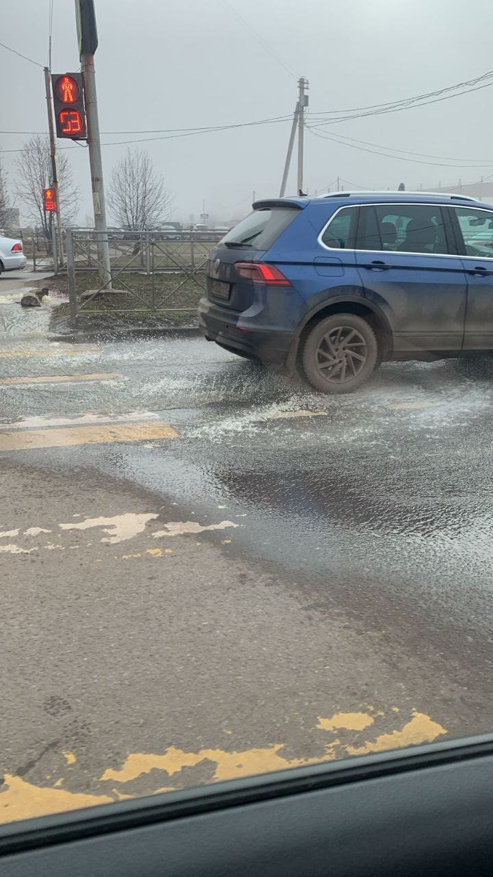 На проспекте Клыкова в Курске очередной засор на сети канализации. Засорившаяся труба диаметром 500 мм принадлежит ООО «КВК»  - В очередной раз администрация города и «Курскводоканал» вынужденно оказывают содействие в предоставлении спецтехники для устранения засора, - сообщили в мэрии.  Проблемы с канализацией на этом участке возникают регулярно - система не может справиться с большим количеством сточных вод. Требуется полная замена всей системы.  Ранее застройщик «Курский завод КПД им. Дериглазова» сообщил о планах по замене участка повреждённой трубы длиной около 200 метров, который ранее проложил.  - В настоящее время собственник сети канализации «КВК» не предпринимает действий для решения проблемы, городские органы прокуратуры также не могут повлиять на бездействие «КВК». Городская администрация вынуждена повторно обратиться в прокуратуру Курской области с просьбой принять соответствующие меры реагирования в отношении владельца сети канализации, - сказали в мэрии.  фото: ТРК «Сейм»