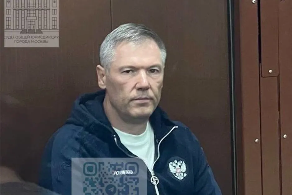 Главу СК Автодор Шайдуллина этапировали в Казань но судить не стали По ходатайству защиты материалы дела направлены в Верховный суд РФ для изменения подсудности Сегодня в Советском райсуде Казани был сорван намеченный старт процесса по делу о строительстве участка трассы М 12 казанской дочкой госкорпорации Автодор Уже после явки сторон в суд председательствующий по делу судья принял решение удовлетворить ходатайство защиты и направить материалы дела в Верховный суд РФ для определения вопроса где именно судить главу СК Автодор Рамиля Шайдуллина по делу на 18 млрд рублей Ходатайство защиты было подано после поступления материалов в суд В нем адвокаты высказали позицию о том что дело Шайдуллина должно рассматриваться в одном из районных судов Москвы По данным Реального времени ходатайство опирается на два ключевых довода Первый потерпевшая ГК Автодор а также абсолютное большинство свидетелей 56 человек находятся в Москве и Московской области как и подлежащий вызову в суд эксперт Второй довод основан на опасениях защиты что представители казанского потерпевшего крупнейшего финансово кредитного учреждения Татарстана могут использовать связи для влияния на ход процесса по делу Подпишитесь на Реальное время в МАХ Telegram Дзен