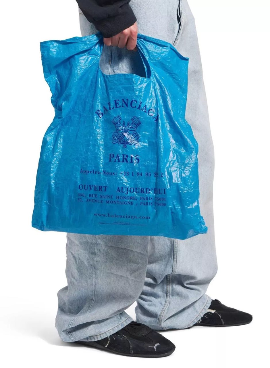 Balenciaga выпустила синюю мятую сумку, похожую на пластиковый пакет, за $995 79 тысяч рублей .