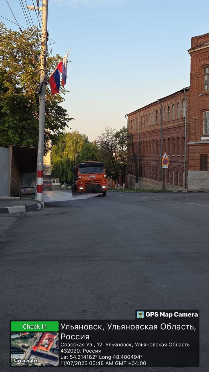В Ульяновске из-за жары усилена помывка дорог и полив зелёных насаждений Такую задачу глава областного центра Александр Болдакин поставил перед муниципальными учреждениями «Дорремстрой» и «Городской центр по благоустройству и озеленению». Работы организованы во всех районах города Ремонт дорог 10 июля был организован на улицах Рябикова, Герасимова, Аблукова, Корунковой, Гончарова, Портовой, Кирова, Пушкарёва, Карбышева, Якурнова, Пионерской, на Авиастроителей, грузовой восьмёрке, Московском шоссе, в посёлке Ленинский и селе Карлинское Выполнялась планировка подъездных путей к садовым товариществам «Малинки», «Черёмушки» и «Озон», а в Луговом – отсыпка щебнем улицы Троицкой в квартале многодетных Покос травы производился на Юности, Розы Люксембург и в квартале многодетных в Ишеевке У театра кукол на улице Гончарова идёт обустройство зелёной зоны между тротуаром и проезжей частью Подробнее