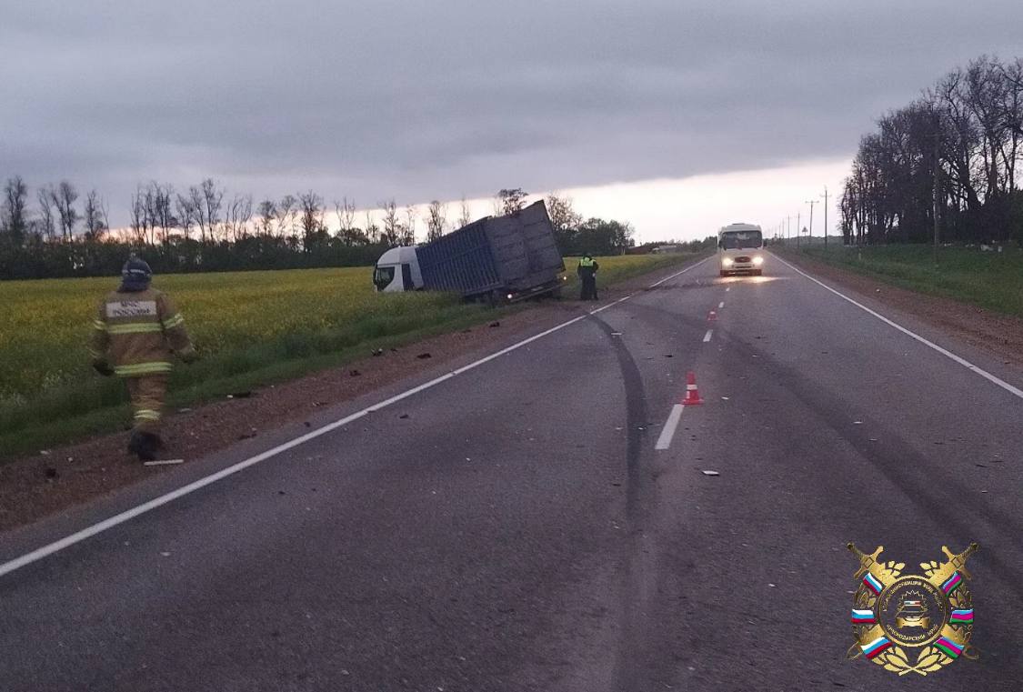 Парень погиб в смертельной аварии на встречной полосе ДТП произошло в Динском районе. 26-летний водитель на «ВАЗ-2114» выехал на встречку и столкнулся с фурой. Большегруз вынесло с дороги. Виновник аварии скончался на месте. Пассажир отечественного авто попал в больницу. Фото: Быть в курсе Прислать новость