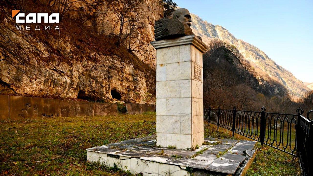 Осетинский театр присоединился к восстановлению разрушающегося памятника Елбыздыко Бритаеву в Куртатинском ущелье Памятник на месте захоронения основателя осетинской драматургии давно требовал капремонта облицовочная плитка осыпалась задняя подпорная стена из бетона приобрела заметный крен Как писала Сапа восстановление на себя взял Батраз Гудиев назначенный на должность министра культуры республики Он рассказал что в декабре была создана рабочая группа куда вошли общественные деятели меценаты строители сотрудники министерства культуры скульпторы и архитекторы Разработан план по восстановлению памятника Работы начнутся когда позволит погода В восстановлении монумента решил участвовать и коллектив Осетинского театра Художественный руководитель театра Гиви Валиев вчера перед показом спектакля Отелло сообщил что весь сбор от спектакля будет передан на реставрацию памятника Елбыздыко Бритаеву Уверен что подобная инициатива будет поддержана многими творческими коллективами республики отметил Батраз Гудиев Подписывайся на Сапа 15 Telegram МАХ