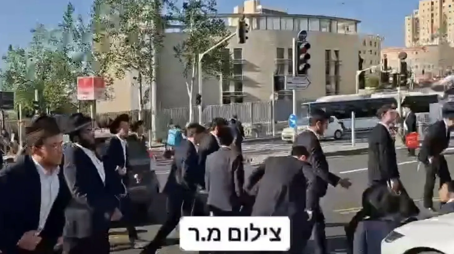 В Израиле ультраортодоксальные иудеи массово протестуют против арестов уклонистов от службы В Израиле прошли акции харедим против призыва и арестов уклонистов Они заявили что не пойдут в армию и посвятят жизнь изучению Торы передает ArbatMedia Поводом для новых выступлений стали действия армии которая на этой неделе возобновила кампанию по задержанию тех кто уклоняется от службы По данным израильских СМИ ранее в этом направлении был перерыв во время войны с Ираном Несколько дней назад группа протестующих ворвалась в дом начальника военной полиции в Ашкелоне После этого полиция задержала 25 человек Днем позже участники акций перекрыли въезд в Иерусалим из за чего движение транспорта оказалось затруднено Харедим ультраортодоксальные иудеи составляют около 13 из примерно 10 млн жителей Израиля Во время протестов они скандировали лозунги в том числе Мы скорее умрем чем будем призваны в армию а также сжигали израильский флаг Прислать новость
