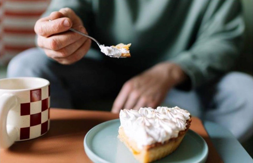 25 лет брака разрушил один кусок торта Муж съел свой а потом и её кусочек Для жены это стало последней каплей вернее последним кусочком Осознав это женщина приняла решение о разводе А вы смогли бы простить человеку съеденный ваш любимый десерт Спутник FM Уфимская Волна