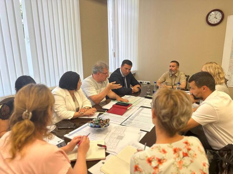 В Запорожской области запустят программу подготовки кадров для промышленных предприятий В Запорожской области стартует подготовка к запуску региональной программы по обучению кадров для промышленных предприятий. Её цель – закрыть дефицит технических специалистов и поднять престиж рабочих профессий. Программа выстроит чёткий маршрут для молодых специалистов: школа → колледж или техникум → предприятие. Основой станет четырёхсторонний договор между Министерством промышленности и торговли, учебным заведением, студентом и работодателем. Учебные учреждения получат субсидии от государства, а студенты – стипендии. После выпуска – гарантированное трудоустройство. Также программа предусматривает поддержку в вопросе жилья: в том числе ипотеку с пониженной ставкой. Проект реализуется при участии Министерства образования и науки Запорожской области и находится на финальной стадии подготовки. Новый Мелитополь подпишись
