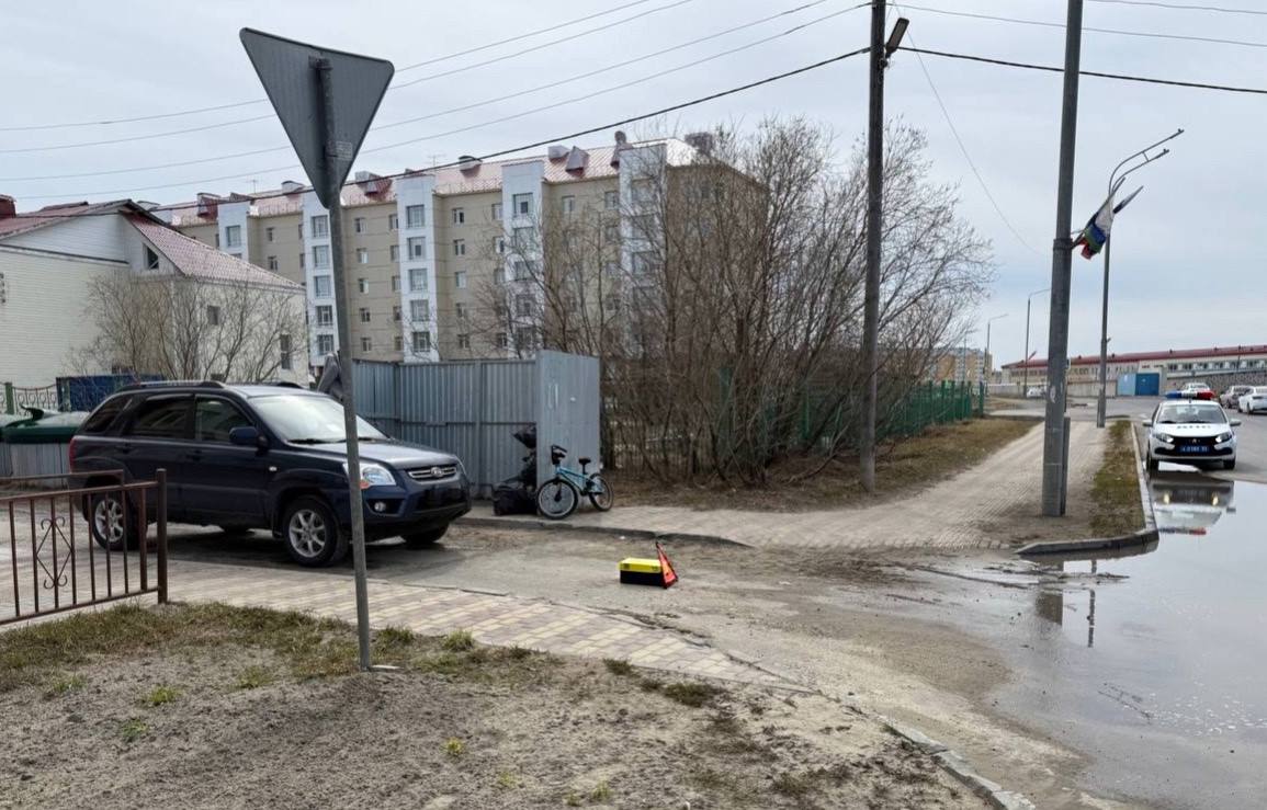 За неделю в Ненецком АО произошло 12 ДТП, пострадали 2 человека О состоянии аварийности на территории региона сообщает пресс-служба Госавтоинспекции НАО. В течение недели инспекторы ДПС пресекли на дорогах региона 479 административных правонарушений. 4 водителя сели за руль в состоянии опьянения, ещё 8 водителей не имели водительского удостоверения. Кроме того, 1 автомобилист перевозил ребёнка без специальных удерживающих устройств, 1 водитель не предоставил преимущество в движении пешеходу. 27 мая в 13.00 возле дома 10 на улице Выучейского в Нарьян-Маре произошло ДТП: водитель 1978 года рождения, управляя автомобилем «КИА Спортейдж», при выезде с прилегающей территории совершил наезд на несовершеннолетнего велосипедиста 2014 года рождения. В результате ДТП несовершеннолетний получил телесные повреждения и был доставлен в больницу. Госавтоинспекция напоминает участникам дорожного движения: за нарушение ст. 12.18 КоАП РФ «Невыполнение требования Правил дорожного движения уступить дорогу пешеходам, велосипедистам или иным участникам дорожного движения за исключением водителей транспортных средств , пользующимся преимуществом в движении» предусмотрен административный штраф в размере от 1,5 тысяч до 2,5 тысяч рублей. — Мы призываем жителей округа соблюдать Правила дорожного движения и напоминаем, что за правонарушение по части 1 статьи 12.8 КоАП РФ «Управление транспортным средством водителем, находящимся в состоянии опьянения» предусмотрено наказание в виде административного штрафа в размере 45 тысяч рублей с лишением права управления транспортными средствами на срок от полутора до двух лет, — пояснили сотрудники Госавтоинспекции. Свидетели и очевидцы правонарушений на дороге могут сообщить о них по телефону дежурной части полиции 8 81853 4-21-26, либо по телефонам 112 и 02. Фото: пресс-служба Госавтоинспекции УМВД России по НАО