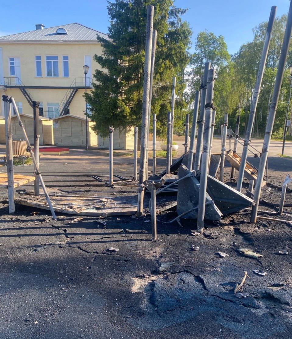 На Октябрьском шоссе в посёлке Рахья во Всеволожском районе неизвестные сожгли и разрушили детскую площадку стоимостью 3,3 миллиона рублей. Инцидент произошёл в ночь на воскресенье. По данным, вандалов было четверо — их сейчас разыскивает полиция. Подписаться Новости СПБ