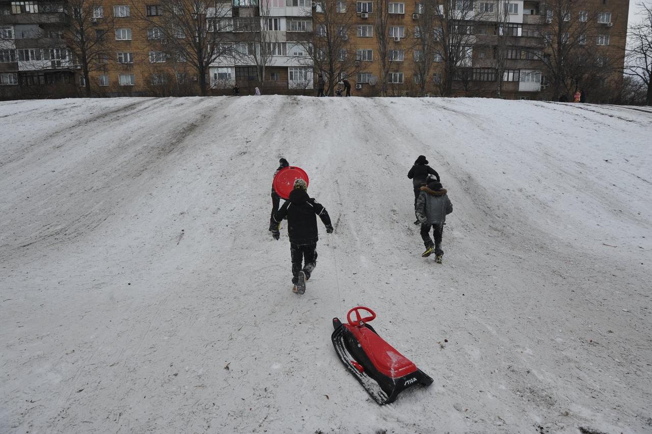 В Перми официально запретят опасные горки   Власти Перми планируют составить список мест, где детям будет запрещено находиться. В него внесут горки и склоны, которые можно использовать для катания, и которые граничат с автомобильными дорогами, железнодорожными и трамвайными путями, водоемами, а также имеющие на пути препятствия  деревья, заборы, столбы, пешеходные дорожки и т.д. .   Запрет может вступить в силу уже этой зимой.      Подпишись на «КП-Пермь»