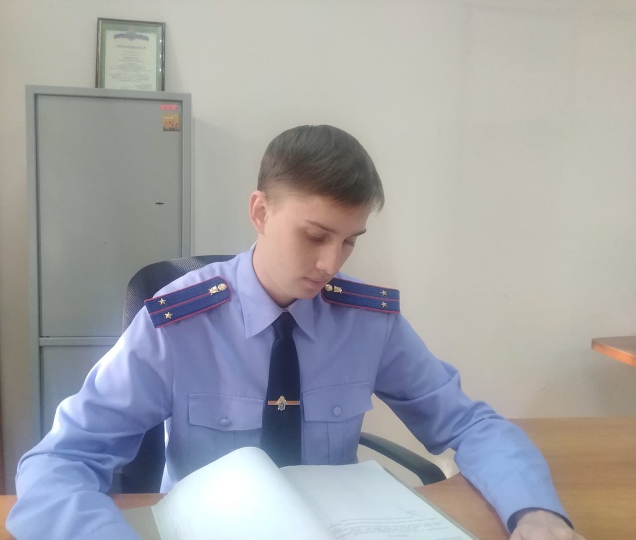‼ В Томске подросток обвиняется в покушении на незаконный сбыт наркотического средства в крупном размере Следователем следственного отдела по Советскому району города Томска следственного управления СК России по Томской области возбуждено уголовное дело в отношении 16-летнего иностранного гражданина. Он обвиняется в совершении преступления, предусмотренного ч. 3 ст. 30 – п. «г» ч. 4 ст. 228.1 УК РФ покушение на незаконный сбыт наркотического средства в крупном размере . По данным следствия, в апреле текущего года обвиняемый получил от сообщника через тайник–закладку наркотическое средство – мефедрон. С целью последующего сбыта более мелкими партиями он привез наркотик в съемную квартиру, где расфасовал. В дальнейшем при размещении части свертков с наркотиком на территории города Томска парень был задержан сотрудниками УМВД России по Томской области, которые в ходе досмотра обнаружили и изъяли указанное наркотическое вещество. В ходе обыска по месту жительства обвиняемого обнаружены и изъяты наркотическое средство, а также подготовленные к сбыту закладки. Фигурант со следствием сотрудничает, вину в инкриминируемом деянии признал полностью. По ходатайству следователя суд избрал в отношении него меру пресечения в виде заключения под стражу. За совершение указанного деяния законом предусмотрено уголовное наказание в виде лишения свободы на срок от десяти до двадцати лет. В настоящее время следователями СК России по уголовному делу проводятся следственные действия, направленные на установление всех обстоятельств, а также причин и условий, способствовавших произошедшему. ПОДПИСЫВАЙТЕСЬ на