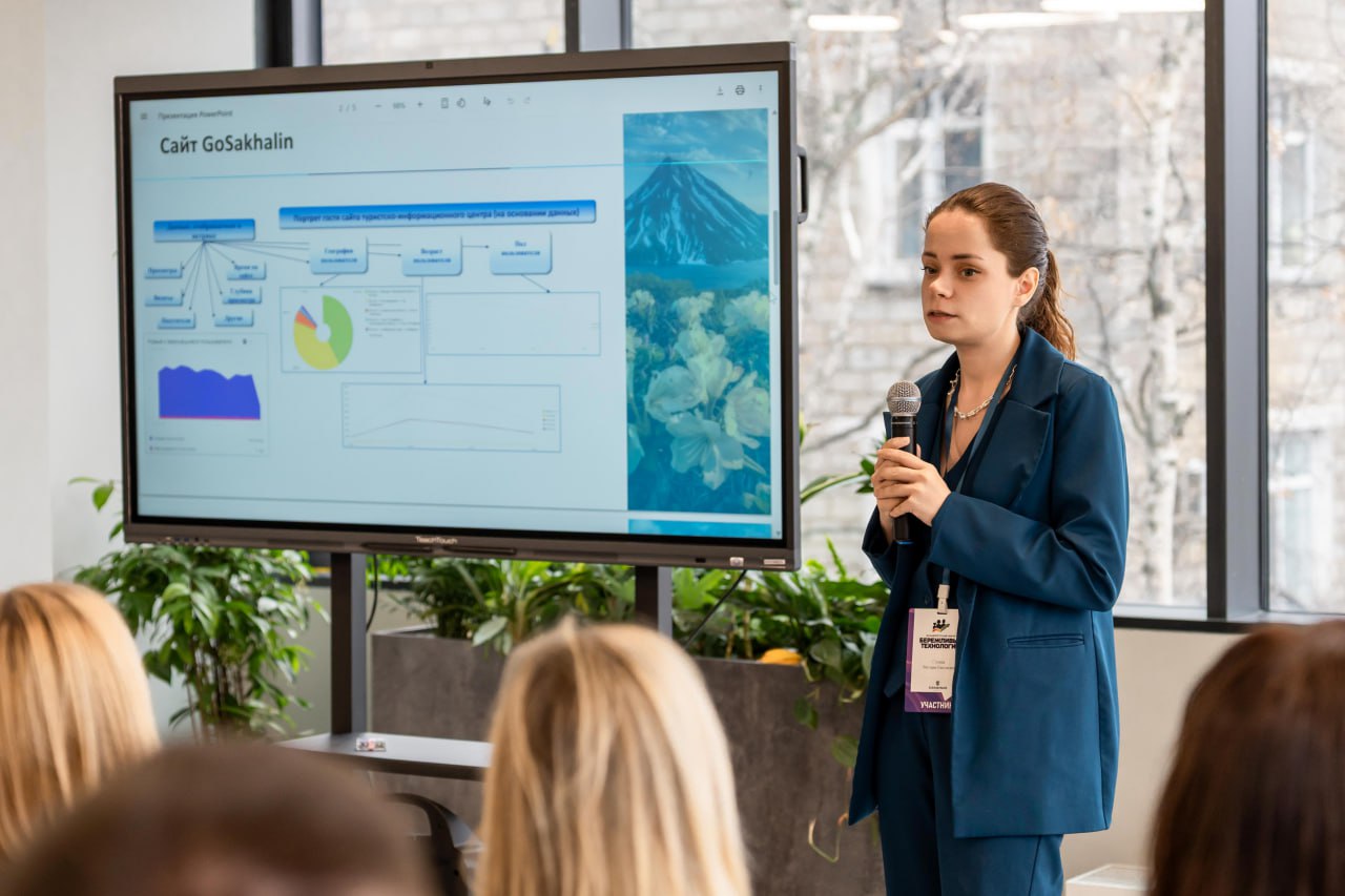 Сахалинская область представляет инновации в туризме на форуме Бережливые технологии Руководитель Сахалинского туристско информационного центра СТИЦ Виктория Ступина рассказала о цифровых решениях в туристической отрасли Она подробно рассказала на возможностях официального сайта СТИЦ который сегодня помогает путешественникам не только изучить потенциал региона но и полностью организовать поездку подобрать авиабилеты забронировать отели составить экскурсионную программу и даже подобрать сувениры на память о Курилах и Сахалине Кроме того на платформе появился чат бот с искусственным интеллектом новый шаг к персонализированному сервису Искусственный интеллект для нас не просто модное слово а полезный инструмент для диалога с туристами и жителями региона Мы будем развивать это направление опираясь на обратную связь от бизнеса и мнения пользователей подчеркнула Виктория Ступина Эти инициативы станут частью работы по повышению качества туристических услуг и укреплению имиджа Сахалина и Курил как современного направления для путешествий