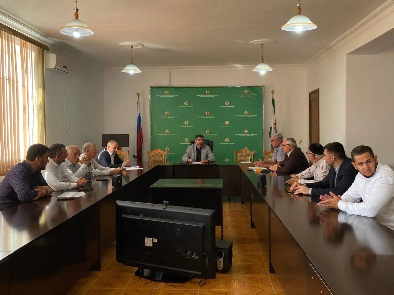 В Минсельхозе Ингушетии обсудили подготовку к осенним полевым работам В Министерстве сельского хозяйства и продовольствия республики состоялось плановое рабочее совещание с руководителями сельскохозяйственных предприятий проинформировали газету Ингушетия в пресс службе ведомства Собравшиеся рассмотрели ключевые вопросы подготовки к осенним полевым работам а также текущее состояние дел в агропромышленном комплексе республики Особое внимание уделили готовности сельскохозяйственной техники к предстоящему сезону и обеспечению качественным семенным материалом Отдельным блоком обсуждалась тема финансовой дисциплины Руководителям предприятий рекомендовано своевременно исполнять налоговые и иные обязательные платежи чтобы не допустить образования задолженностей В рамках совещания также подняли вопрос о подготовке к празднованию 12 октября Дня работника сельского хозяйства и перерабатывающей промышленности Рассматривались планы проведения мероприятий включая награждение передовиков отрасли Отмечается что по итогам были определены конкретные меры для решения поставленных задач и устранения выявленных недостатков Минсельхоз Ингушетии продолжит контролировать ход подготовительных мероприятий к осенним полевым работам и выполнение финансовых обязательств аграриями ПОДПИСАТЬСЯ ПРЕДЛОЖИТЬ НОВОСТЬ