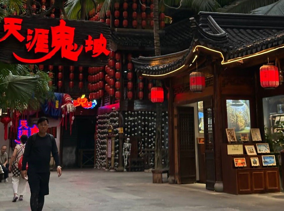 Андрей Чибис рассказывает о Мурманской области в Китае Сегодня глава региона работает в Восточной Азии в составе российской делегации Участники обсуждают вопросы которые будут полезны для развития двусторонних отношений со страной Глава региона в социальных сетях сообщил что представит доклад о Мурманской области В планах у Андрея Владимировича привлечение китайских партнёров Ранее в апреле этого года Андрей Чибис и генеральный консул КНР в Санкт Петербурге Ло Чжаньхуэй обсуждали перспективы взаимного сотрудничества Тогда Ло Чжаньхуэй подчеркнул что они стремятся объединить силы и возможности в сферах рыболовства транспорта и логистики